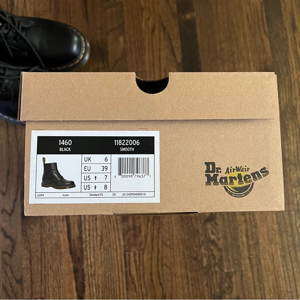 Dr. Martens 1460 Black Smooth Leather Combat Boot - Size Women’s 8, Men’s 7 - Picture 7 of 16